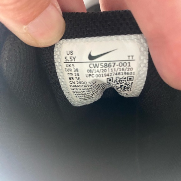 Nike All-Black High-Top Sneakers size 5.5Y - Picture 7 of 7